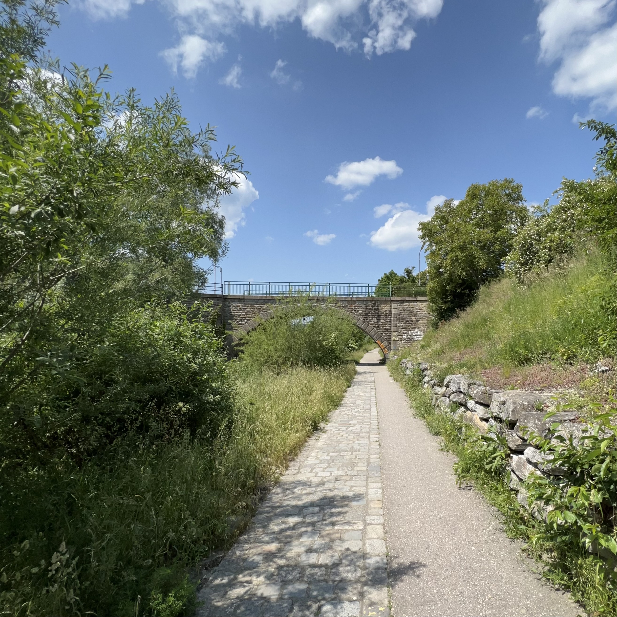 Brücke über den Wienfluss nahe der Wienflusswache. Wie eine Brücke zwischen ihren beiden Brückenköpfen besteht eine Beziehung zwischen Ich und Du.