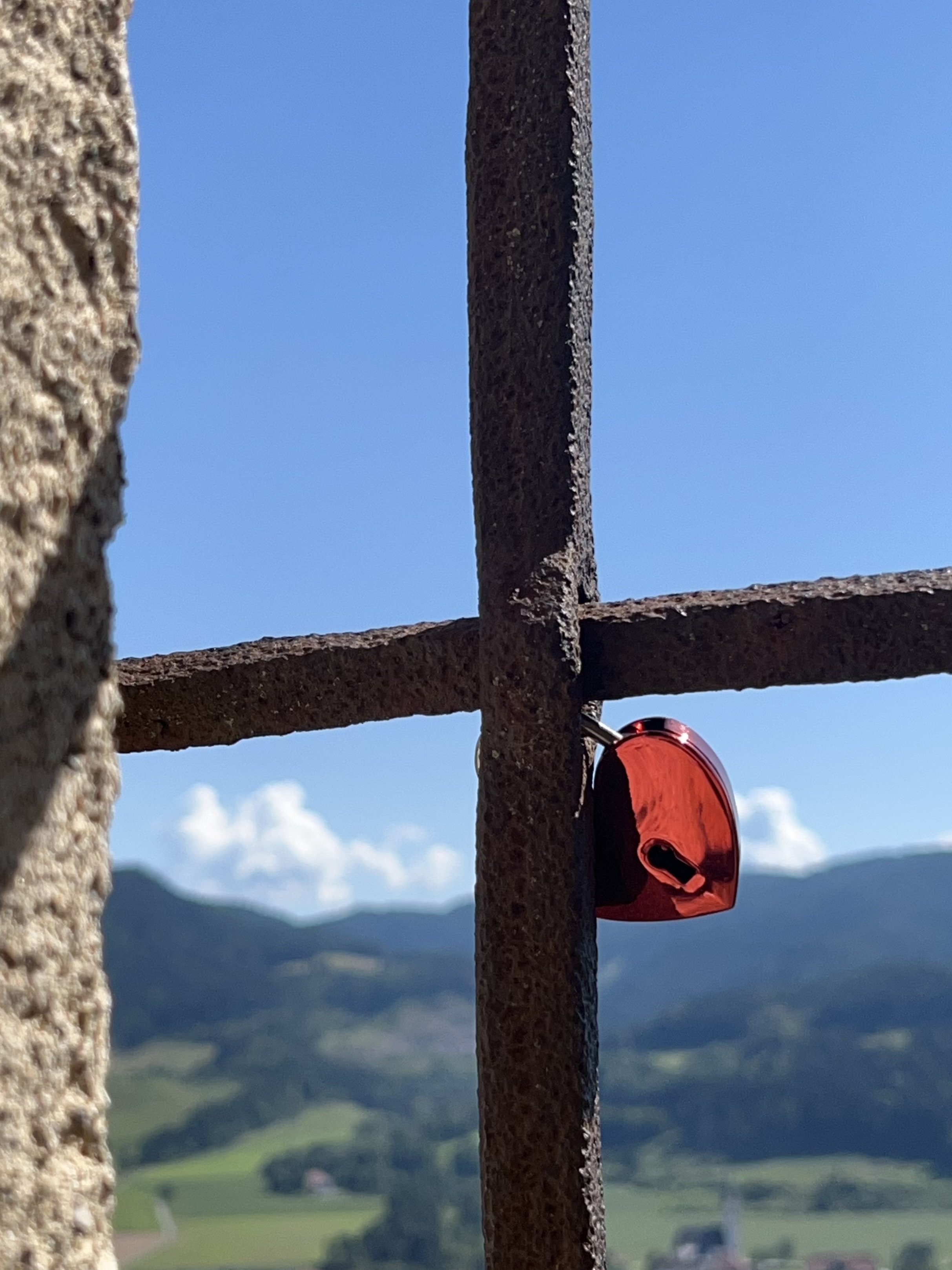 Ein herzförmiges Liebesschluss auf einem Fenstergitter dokumentiert eine liebevolel Beziehung zwischen zwei Menschen.