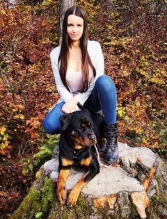 Sara, selbstbewusst mit Hund im Wald